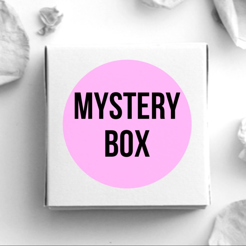 A fashion box including 5-7 fashion pieces.